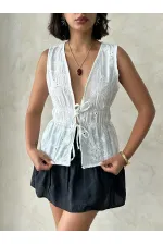 Chemisier en voile brodé avec lien à nouer sur le devant - Crème | Topshow