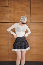 Jupe en satin à pois avec détails en dentelle - Noir | D2962 - Topshow