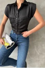 Chemise Topshow noire à manches zéro en satin au-dessus du ventre (vente en gros)