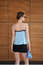 Débardeur en satin bleu avec détails en dentelle | D2929 - Topshow