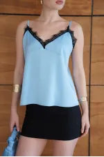 Débardeur en satin bleu avec détails en dentelle | D2929 - Topshow