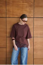 T-shirt asymétrique à détails en dentelle - Marron | D2953 - Topshow