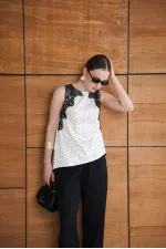 T-shirt en satin à pois et détails en dentelle - Crème | D2961 - Topshow