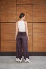 Pantalon en satin à pois avec ourlet en dentelle - Marron | D2970 - Topshow