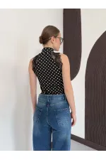 Puantiyeli Balıkcı Yaka Sıfır Kol Dantel Detaylı Bluz - Siyah | D3014 Topshow