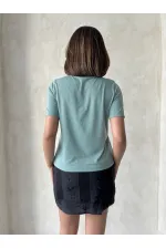 T-shirt Topshow Çağla avec détail de chaîne en pierre, vente en gros