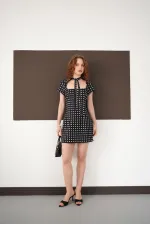 Robe en satin à pois noirs en gros | D2978 - Topshow