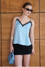 Débardeur en satin bleu avec détails en dentelle | D2929 - Topshow