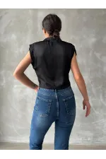 Chemise Topshow noire à manches zéro en satin au-dessus du ventre (vente en gros)