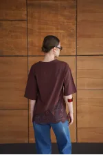 T-shirt asymétrique à détails en dentelle - Marron | D2953 - Topshow