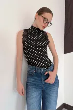 Puantiyeli Balıkcı Yaka Sıfır Kol Dantel Detaylı Bluz - Siyah | D3014 Topshow