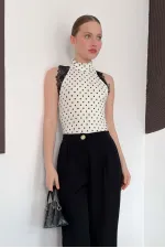 Puantiyeli Balıkcı Yaka Sıfır Kol Dantel Detaylı Bluz - Krem | D3014 Topshow