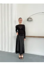 Topshow | Jupe en satin noir avec détails en dentelle | D2930