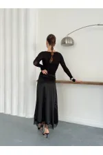 Topshow | Jupe en satin noir avec détails en dentelle | D2930