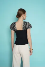 Blouse à col bateau avec détails en dentelle aux épaules - Noir | D2994 - Topshow