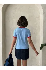 T-shirt brodé bleu et rouge Topshow en gros