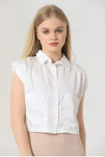 Chemise Topshow crème à manches zéro en satin au-dessus du ventre (vente en gros)