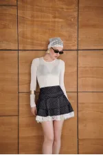 Jupe en satin à pois avec détails en dentelle - Noir | D2962 - Topshow