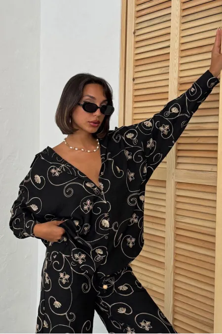 Chemise brodée - Motif noir 2 | Topshow | F1899