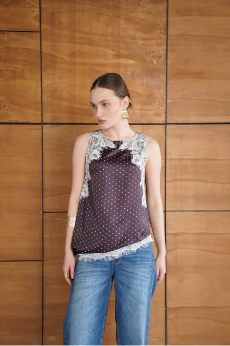 T-shirt en satin à pois et détails en dentelle - Café | D2961 - Topshow