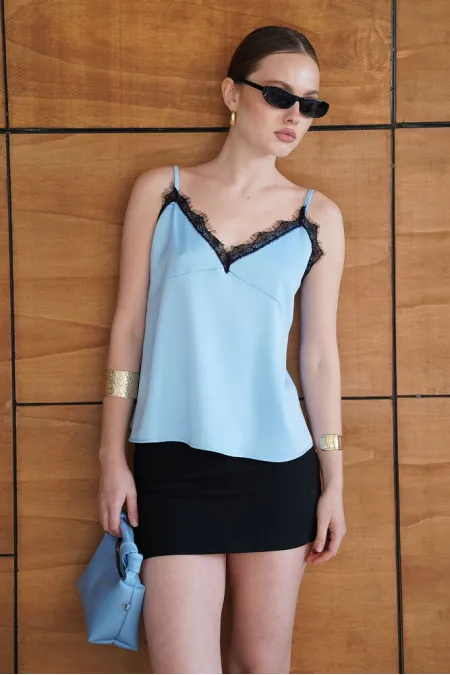 Débardeur en satin bleu avec détails en dentelle | D2929 - Topshow