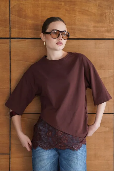 T-shirt asymétrique à détails en dentelle - Marron | D2953 - Topshow