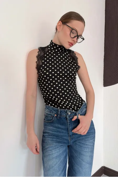 Puantiyeli Balıkcı Yaka Sıfır Kol Dantel Detaylı Bluz - Siyah | D3014 Topshow