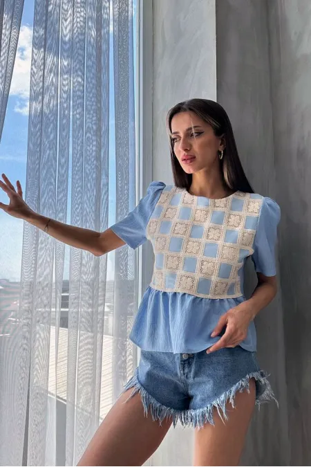Blouse Topshow bleue à détails en dentelle (vente en gros)