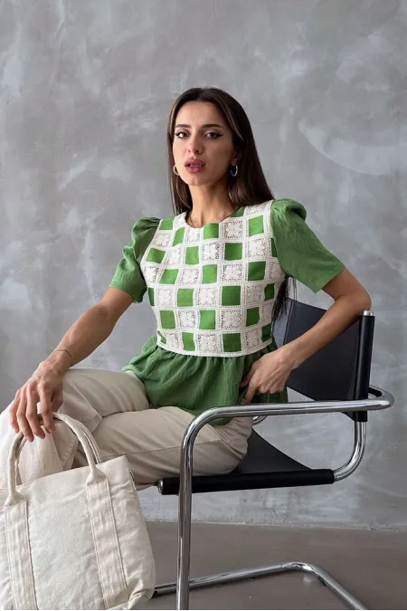 Blouse Topshow Émeraude avec détail en dentelle émeraude (vente en gros)