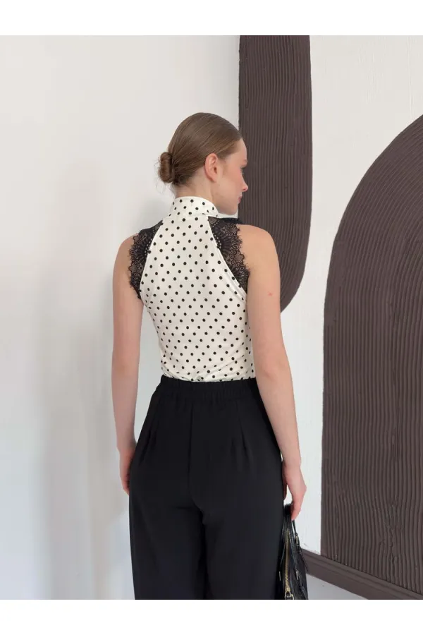 Puantiyeli Balıkcı Yaka Sıfır Kol Dantel Detaylı Bluz - Krem | D3014 Topshow