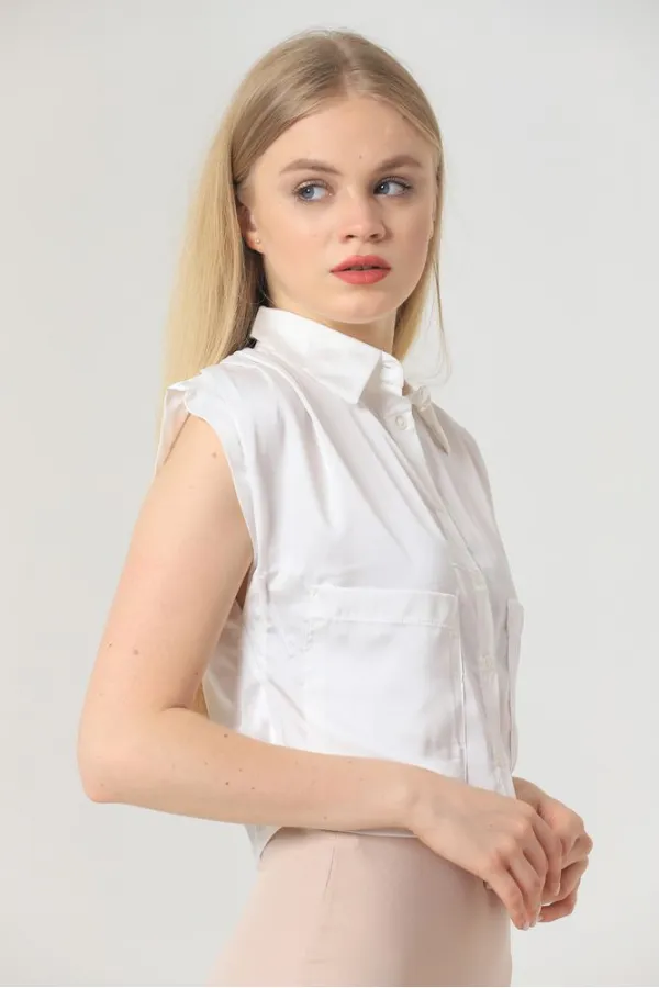 Chemise Topshow crème à manches zéro en satin au-dessus du ventre (vente en gros)