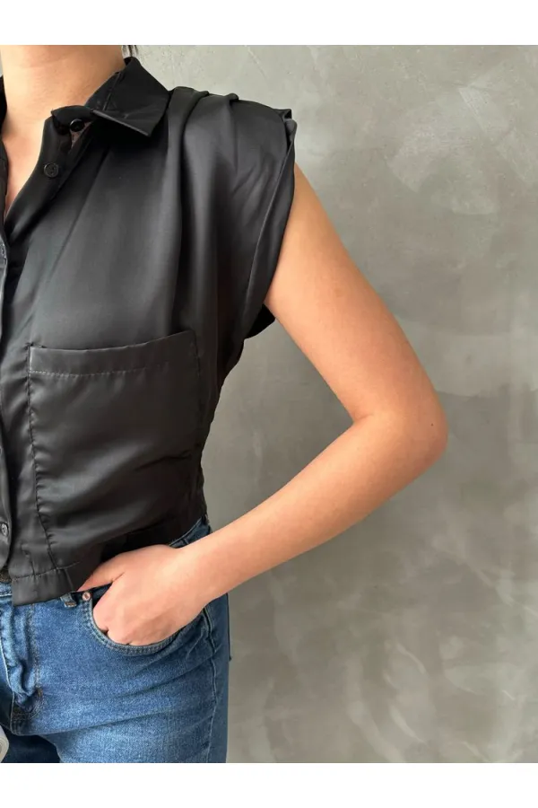 Chemise Topshow noire à manches zéro en satin au-dessus du ventre (vente en gros)