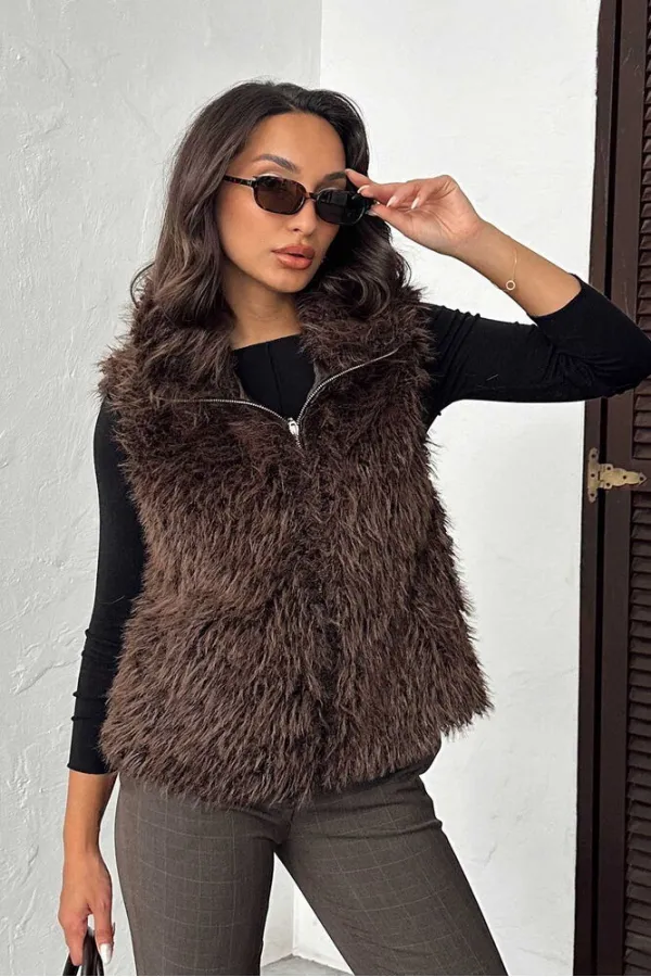 Gilet en fausse fourrure pour femme Topshow (vente en gros) – Fermeture éclair, texture douce – Marron foncé | F2046