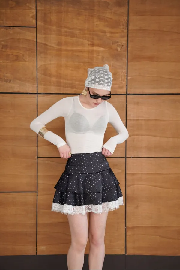 Jupe en satin à pois avec détails en dentelle - Noir | D2962 - Topshow