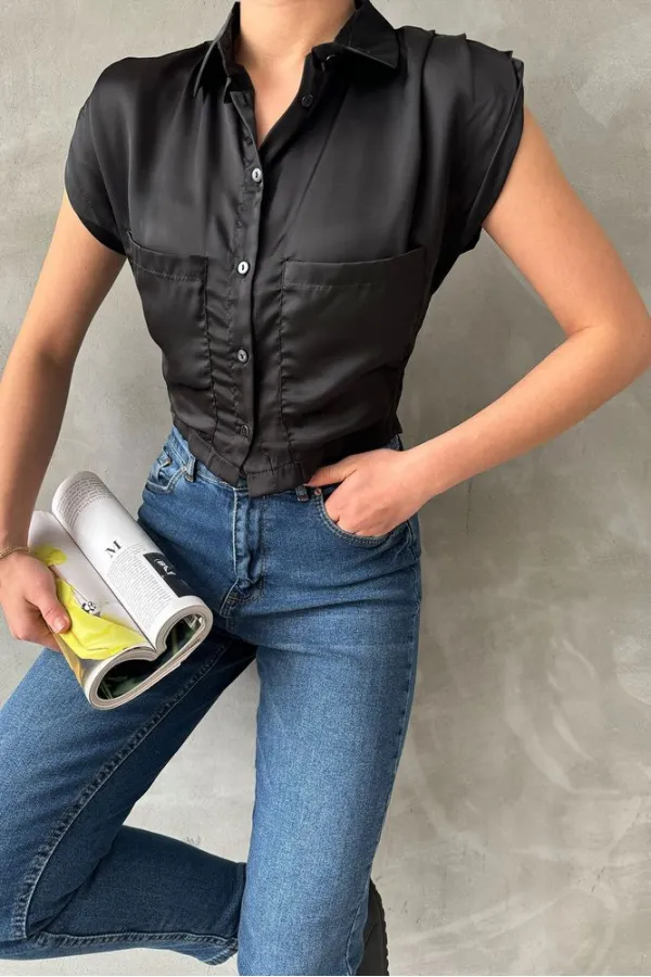 Chemise Topshow noire à manches zéro en satin au-dessus du ventre (vente en gros)