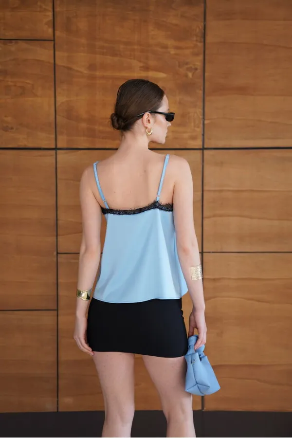 Débardeur en satin bleu avec détails en dentelle | D2929 - Topshow