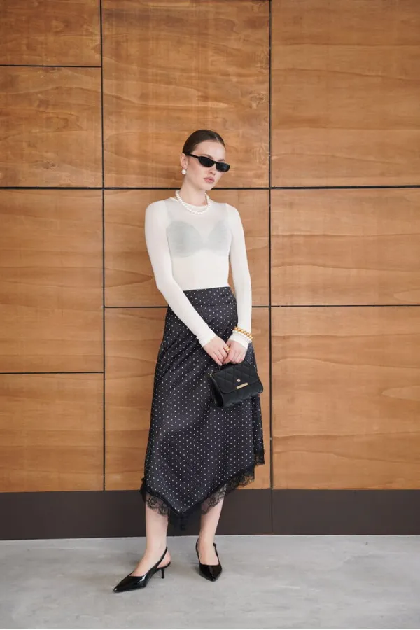 Jupe en satin noir à pois et détails en dentelle | F2077 - Topshow