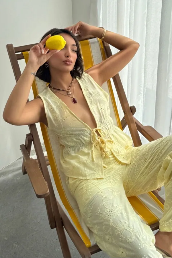 Chemisier en voile brodé avec lien à nouer sur le devant - Jaune | Topshow