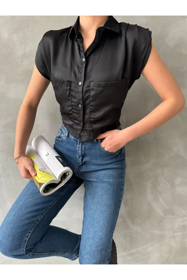 Chemise Topshow noire à manches zéro en satin au-dessus du ventre (vente en gros)