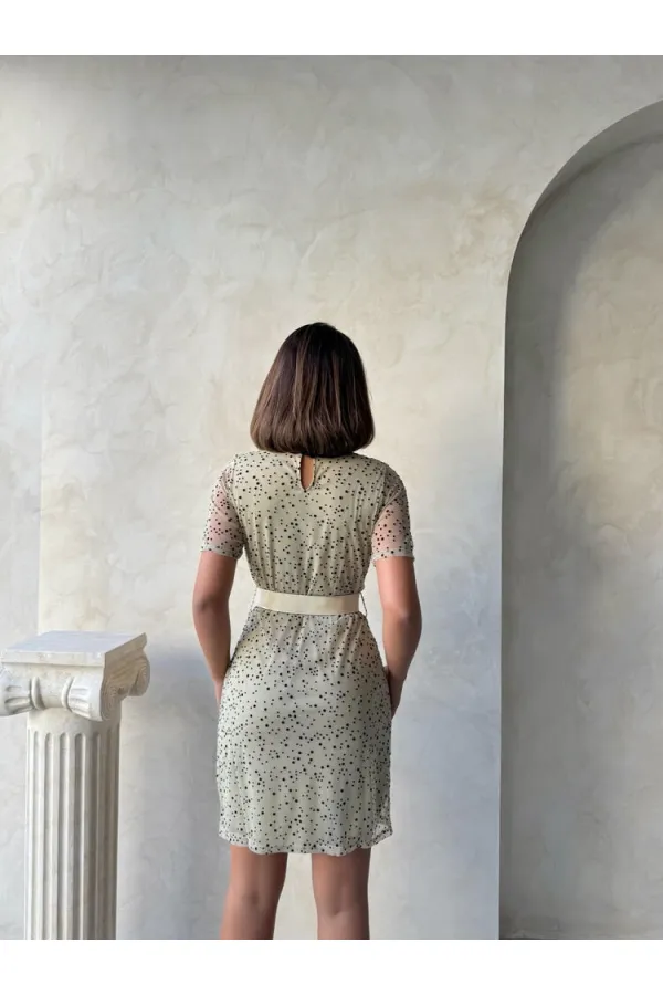 Robe Topshow Stone noire à manches courtes et ceinture, disponible en gros