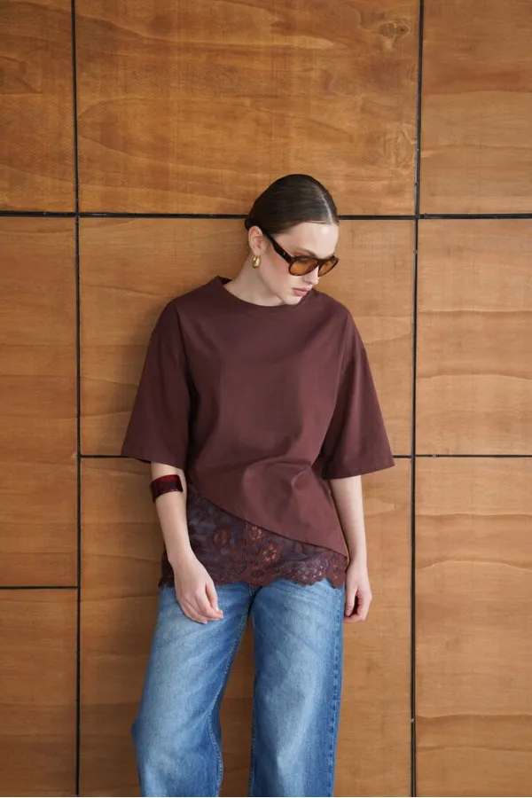 T-shirt asymétrique à détails en dentelle - Marron | D2953 - Topshow