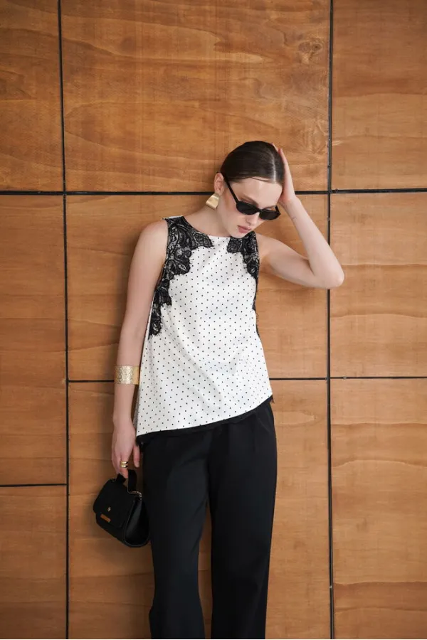 T-shirt en satin à pois et détails en dentelle - Crème | D2961 - Topshow