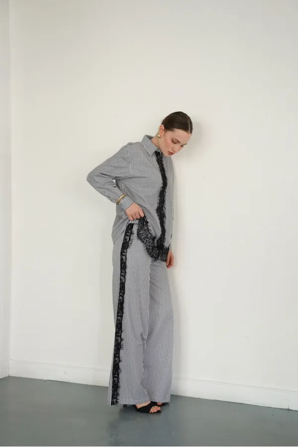 Pantalon rayé à détails en dentelle - Noir | F2083 - Topshow