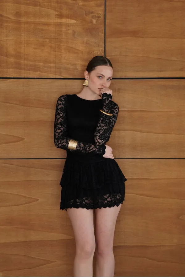 Robe en gros avec ourlet en dentelle à deux niveaux - Noire | F2075 - Topshow