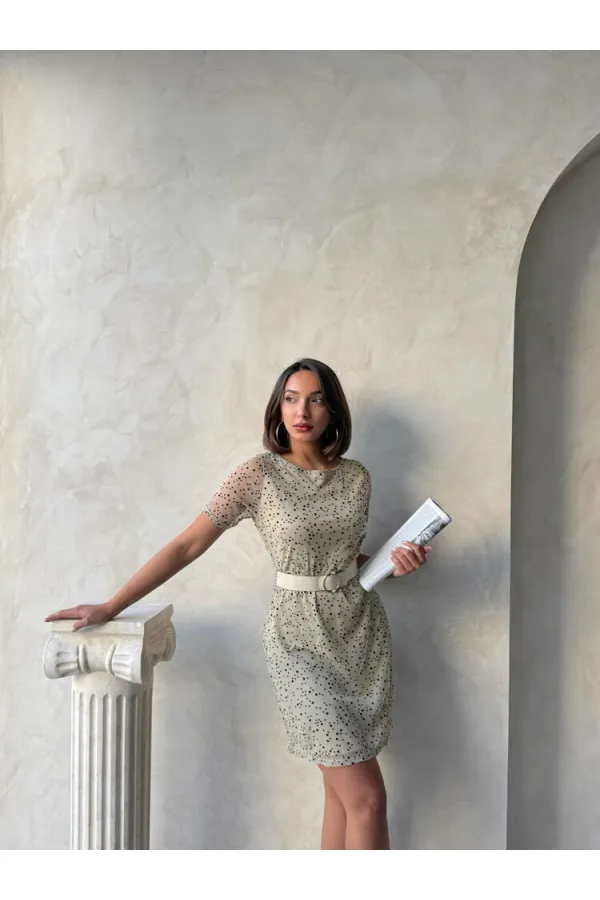 Robe Topshow Stone noire à manches courtes et ceinture, disponible en gros