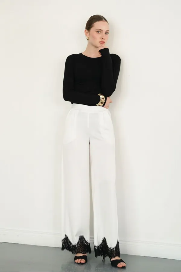 Pantalon en satin crème avec ourlet en dentelle (vente en gros) | D2969 - Topshow