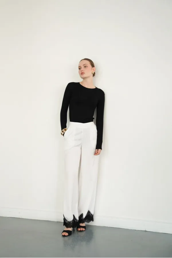 Pantalon en satin crème avec ourlet en dentelle (vente en gros) | D2969 - Topshow