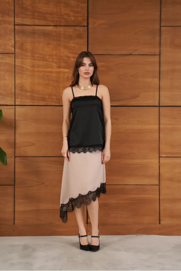 D 2931 Tunique en satin sans bretelles avec détails en dentelle - Noir