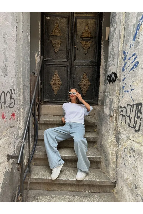 Blouse courte Topshow blanche et bleue ornée, vente en gros