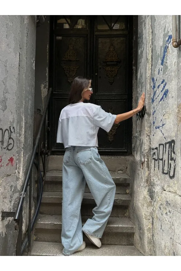 Blouse courte Topshow blanche et bleue ornée, vente en gros